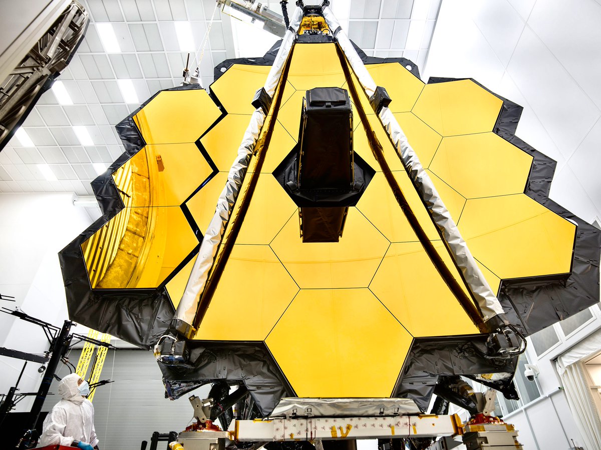 NASA_Events's tweet photo. .@NASAWebb engineer Elaine Stewart helped ensure Webb’s hardware was pristine while it was being built &amp; tested. How? 

Join us March 29 at 7pm ET (23:00 UTC) for an #UnfoldTheUniverse chat in virtual reality. Register FREE (limited tix): https://t.co/KQelO6Q53c https://t.co/FKy7lkZ7wD