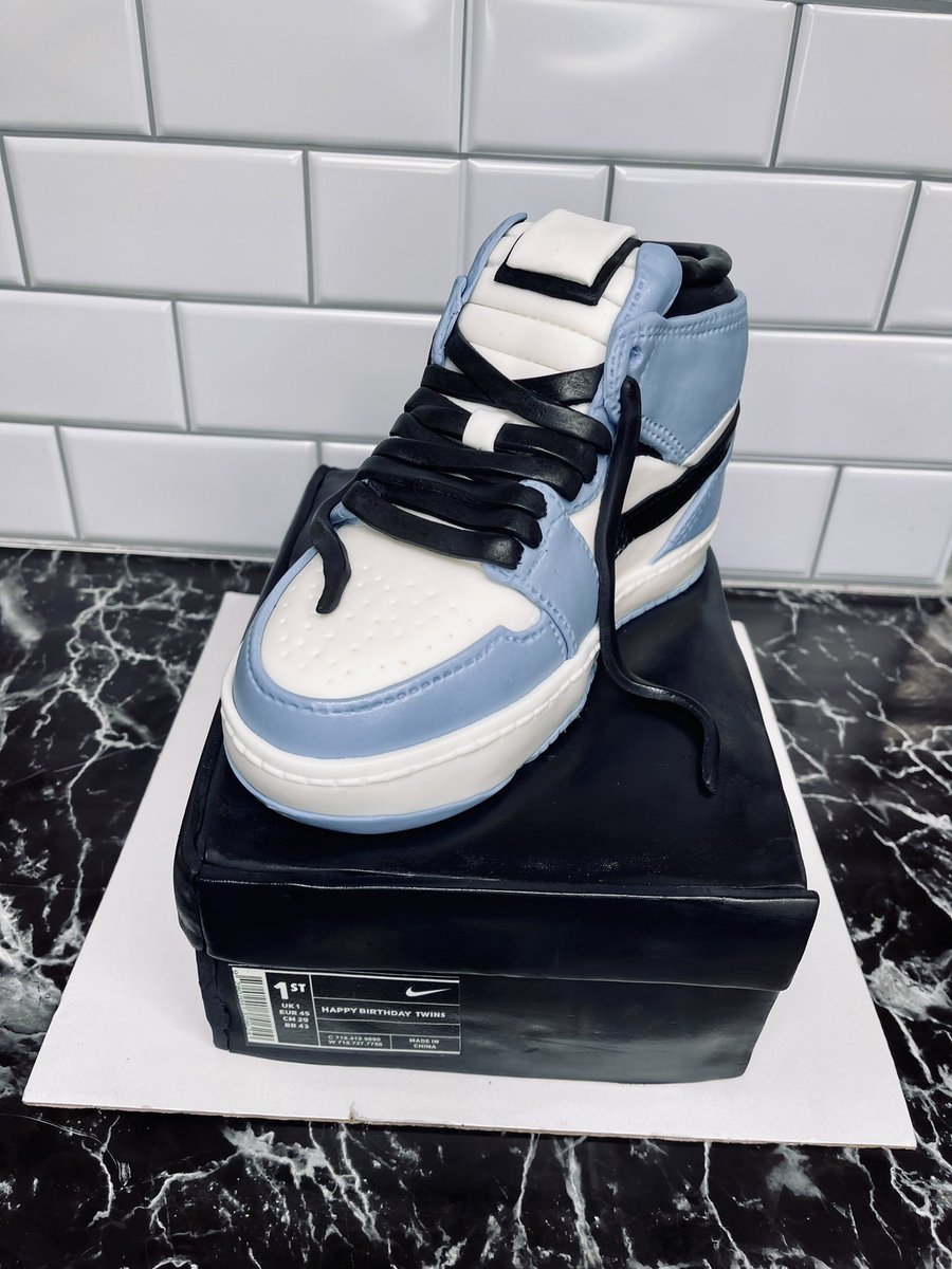 BoogieeeOnDown's tweet photo. Can’t win a raffle? Just buy a cake. 😉 https://t.co/NvOpmgVF5G