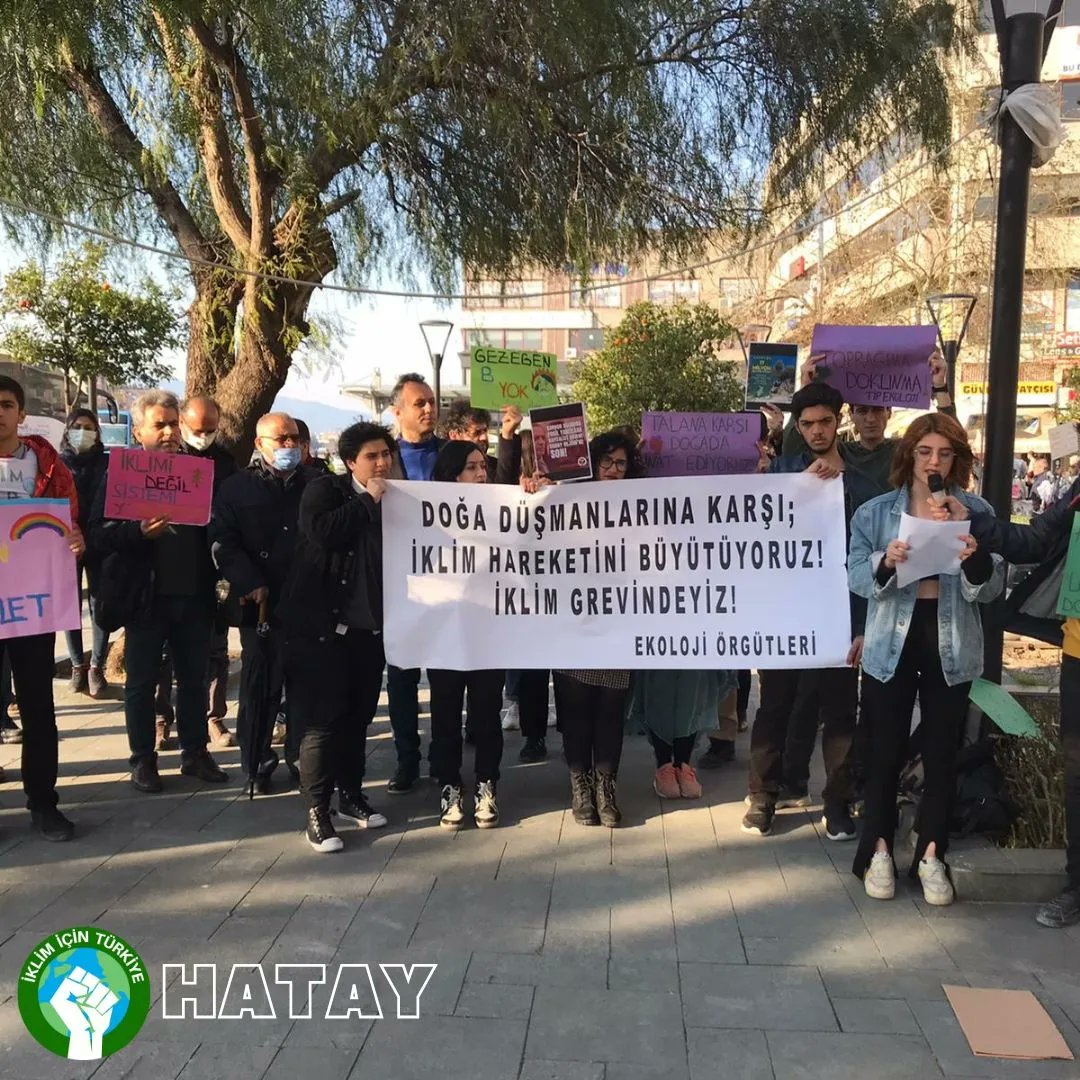 Dün Türkiye’nin dört bir yanında geleceğimiz için sokaklardaydık! İstanbul’da gençler olarak karar alıcılara seslendik, taleplerimizi dile getirdik. İzmir'de birlikte dans ettik, şarkı söyledik ve yürüyüş düzenledik. Hatay'da ise bir basın açıklaması yaptık. #KârDeğilİnsanlar