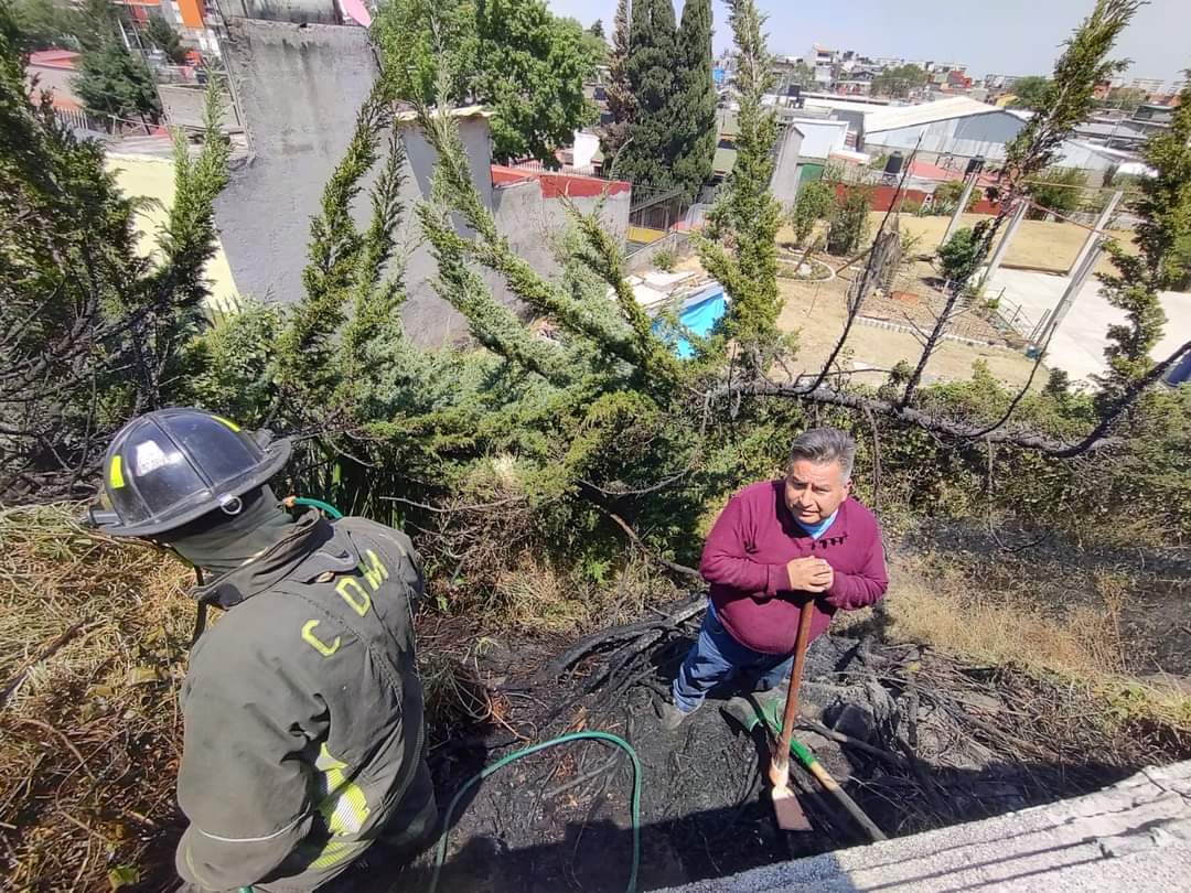 CuajimalpaDGSRN's tweet photo. Esta tarde se presentó una 🔥🔥🔥🔥 quema de pastizal en un terreno cerca del deportivo Cacalote, el H. Cuerpo de Bomberos junto con personal de la DGSRNyAP atendieron la emergencia. @AdrianRubalcava @CarlosZarzaS @AlcCuajimalpa https://t.co/aSbqMceUhD