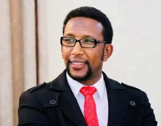 LawyerWaliAdem's tweet photo. Great declaration: Frm today no body will use this marriage as a weopon 4 silencing Barkhad from criticizing z gov't institutions.
Not only in our religion but also in SLND laws, z family is a blessed entity which has a divine immunity.
Mr Batun has a legal opposition licence. https://t.co/inNhz7yIR5