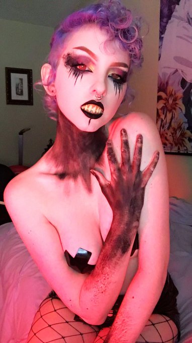 Succubus Vibes 😏💜 https://t.co/3Zdc3cHqtW