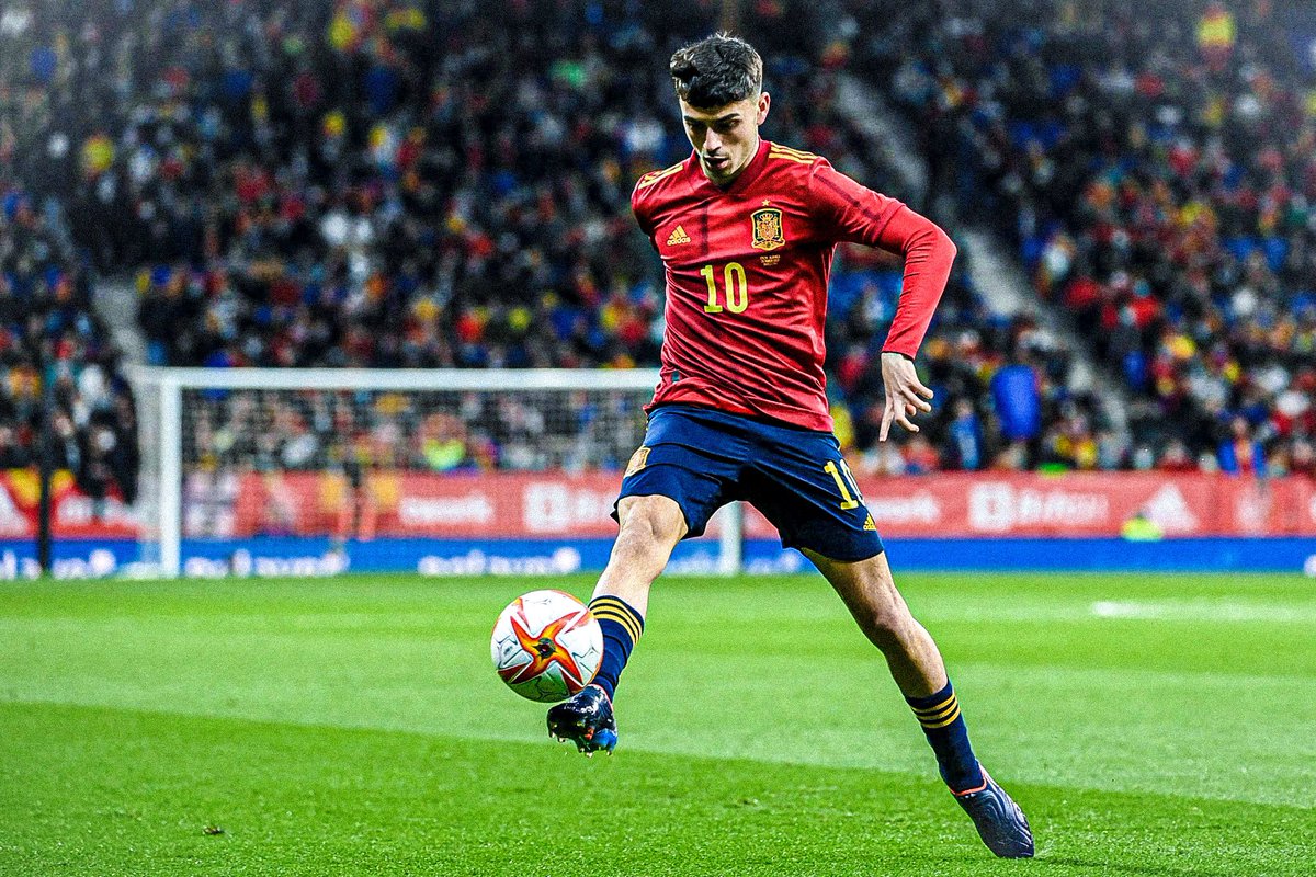 One of the best midfielders in the world at the age of 19. Maestro 🎩