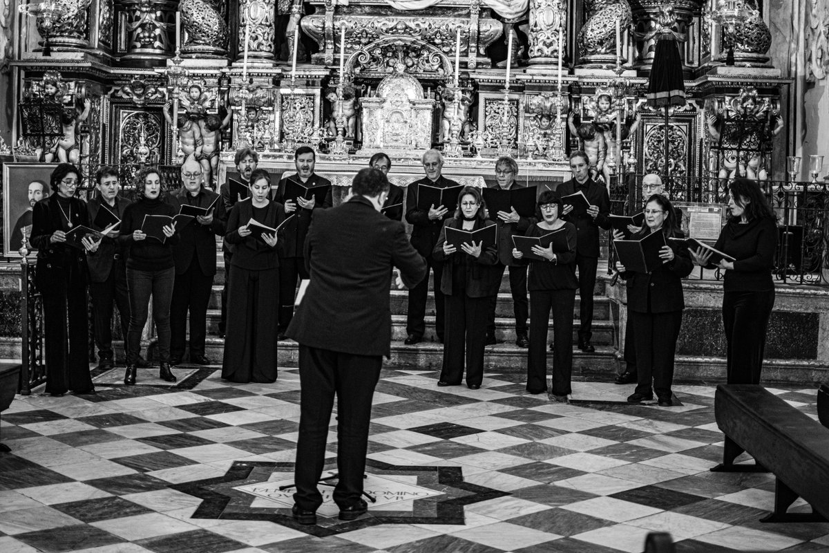 cmfsevilla's tweet photo. Quadragesima (I), que interpretamos ayer, fue una ocasión mágica. Casi lleno total en la Iglesia de @LaSantaCaridad. Una atmósfera cargada de buenas vibraciones y en un marco inmejorable. Ringraziamo @DAlighieriSev per contare su di noi per la celebrazione del #Dantedì2022. https://t.co/3OsZo2is3C