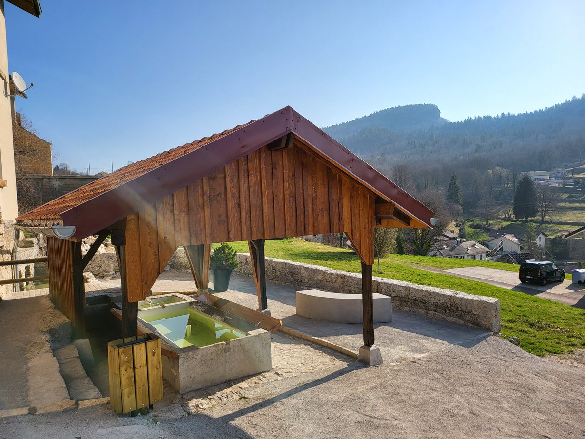 Villardsdheria's tweet photo. Classé en péril depuis 2005, le lavoir à fait l'objet d'une réhabilitation totale, sous la forme d'un chantier participatif auquel ont collaboré 30 bénévoles. Un nouveau lieu de rencontre et d'échange sur la commune https://t.co/eTCSpjW1KH