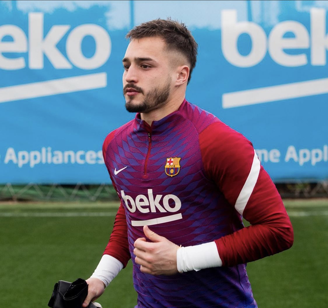Barça Universal on Twitter: "Barça B goalkeeper Arnau Tenas was called up by Luis Enrique for today's match against Albania as Robert Sánchez was unable to participate due to personal reasons. Congratulations!