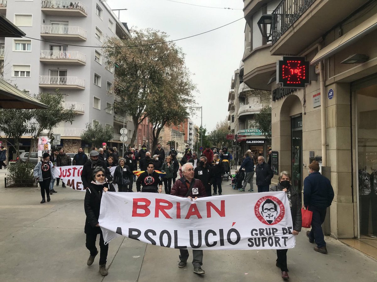 15Oaturemlos's tweet photo. Si ens toquen a una ens toquen a totes!!
Avui a Mollet al costat del company @BrianGrup, contra la repressió, solidaritat ✊✊✊
#aturemlos https://t.co/hWSm5LWYW3
