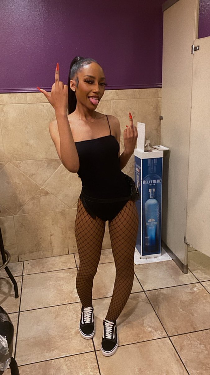 mmj___'s tweet photo. Bottle girl for the night ☺️ https://t.co/lQ8QnMum1y