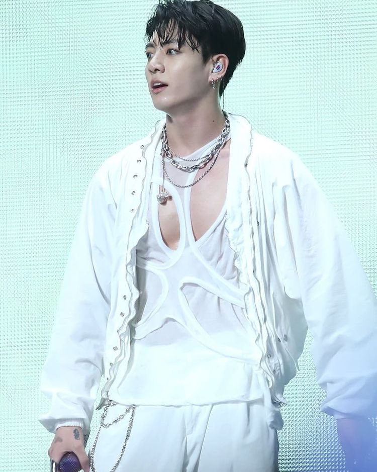 innvrchild's tweet photo. per me luigi è jungkook stan #amici21 https://t.co/Jv9WBAwH96