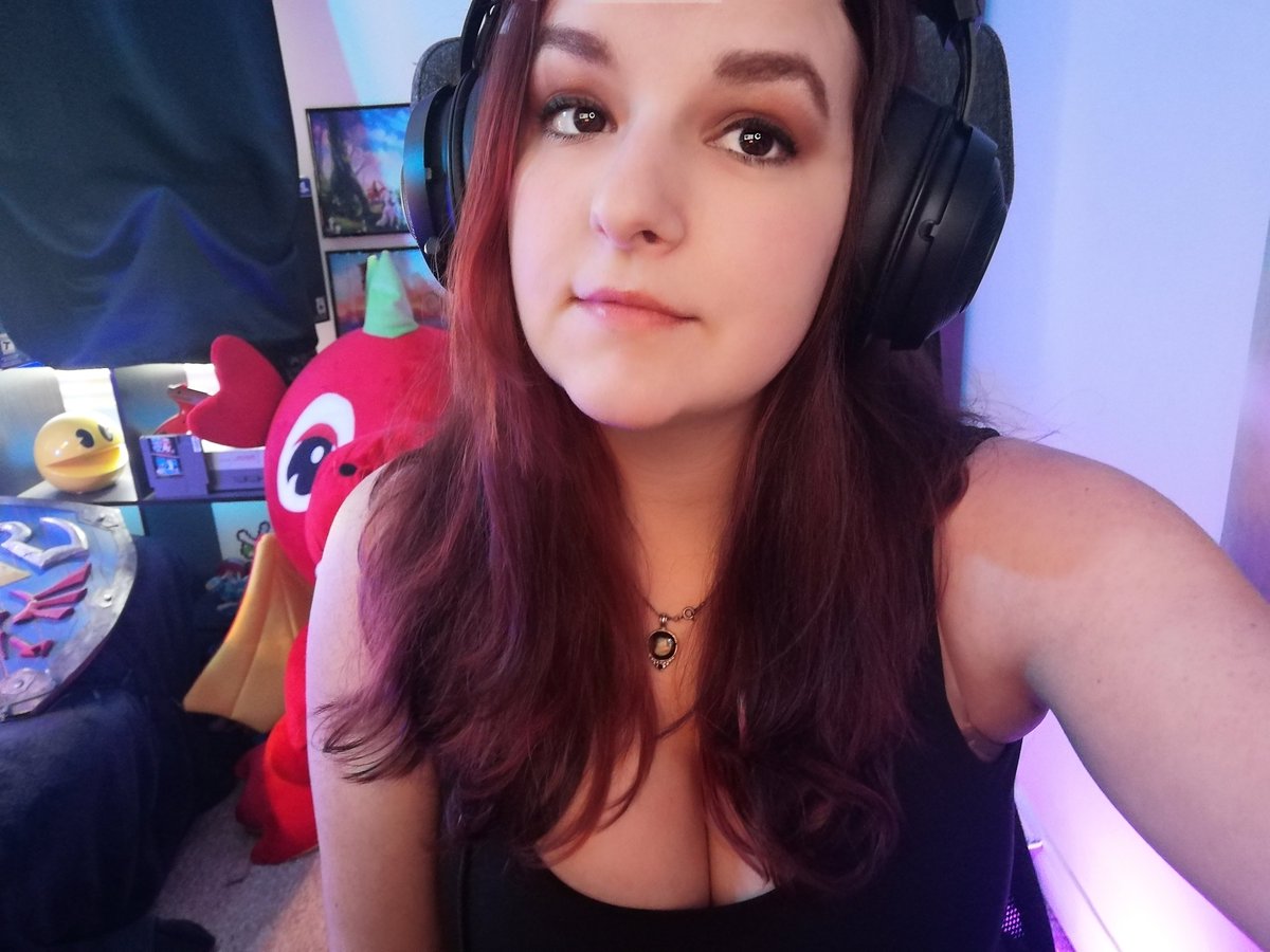 LadyNinjaC's tweet photo. So happy to be back on #godofwar! Live now, come hangout! https://t.co/qYC7MG5vz8 https://t.co/SBRysBXcj5