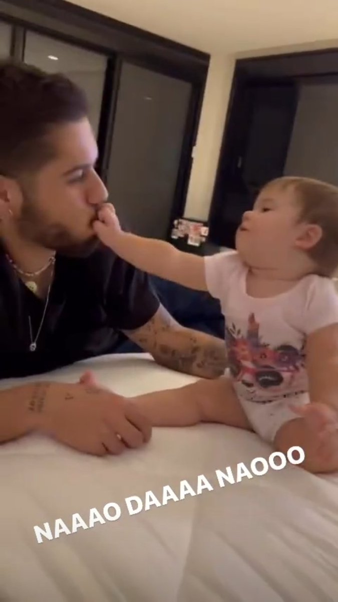Leidianneps's tweet photo. Maria querendo arrancar a boca do papai, a boquinha q ela faz 🤣💖 https://t.co/i7jRsl0RZQ