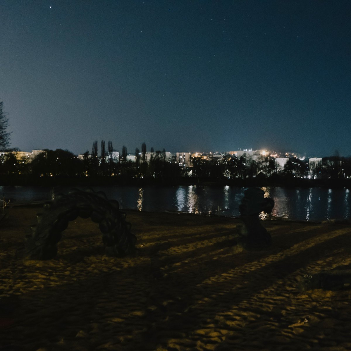 dijon's tweet photo. 🌘A Dijon, c'est le lac Kir qui a été plongé dans le noir pour la #EarthHour à l'initiative de Blanche, 9 ans. À la suite de son courrier au maire de Dijon, elle a obtenu que l'éclairage public fasse une pause ce soir pour participer à la préservation des ressources énergétiques. https://t.co/DA38EmpaLQ