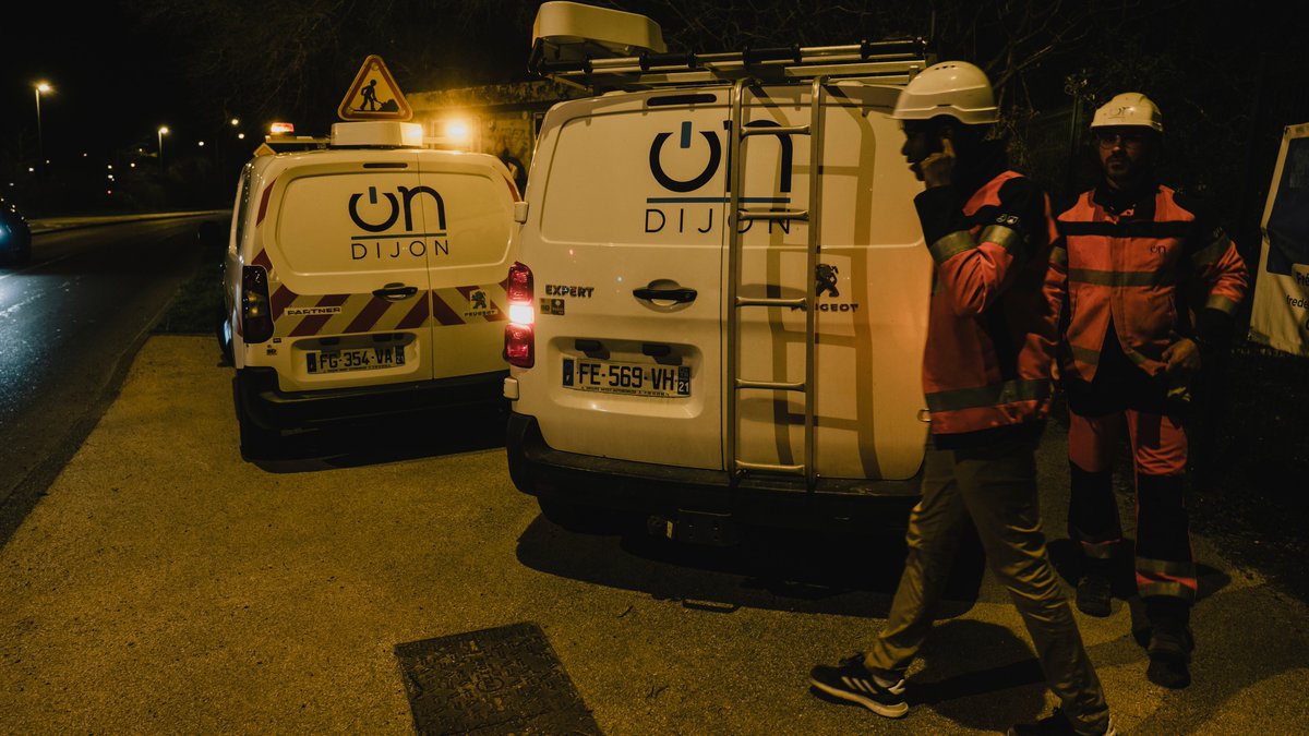 🌘A Dijon, c'est le lac Kir qui a été plongé dans le noir pour la #EarthHour à l'initiative de Blanche, 9 ans. À la suite de son courrier au maire de Dijon, elle a obtenu que l'éclairage public fasse une pause ce soir pour participer à la préservation des ressources énergétiques.