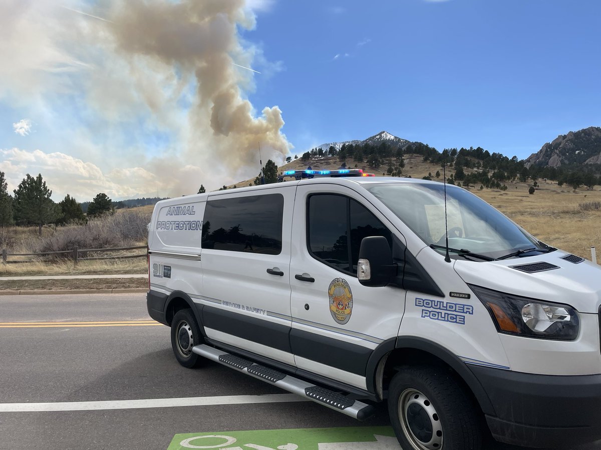 boulderpolice's tweet image. This is being called the #NCARFire The @bouldercolorado EOC has been activated. Wireless Emergency Alerts have been sent to ALL cell phones within a 1/4 mile radius from NCAR. Message is to EVACUATE area due to fast moving wildfire #boulder