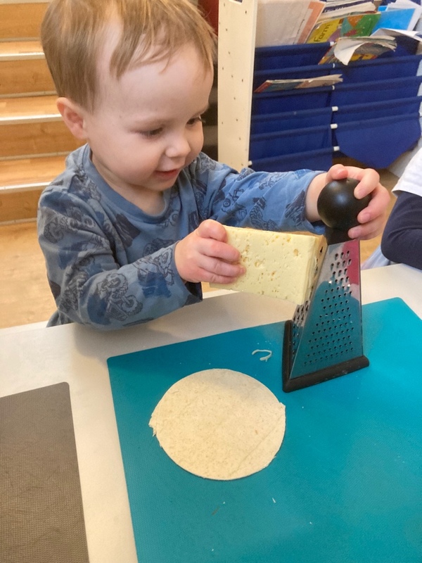 TinytotsD's tweet photo. Making children independent while having fun is a central focus of our pedagogy. This increases their self-confidence and self-esteem. Our 2-3 year group making their delicious snack ♥♥♥ 
#makingourownpizza #tinytots #montessori #nursery #kindergarten #copenhagen https://t.co/rh2QYKcr9L