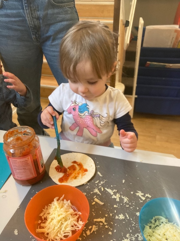 TinytotsD's tweet photo. Making children independent while having fun is a central focus of our pedagogy. This increases their self-confidence and self-esteem. Our 2-3 year group making their delicious snack ♥♥♥ 
#makingourownpizza #tinytots #montessori #nursery #kindergarten #copenhagen https://t.co/rh2QYKcr9L