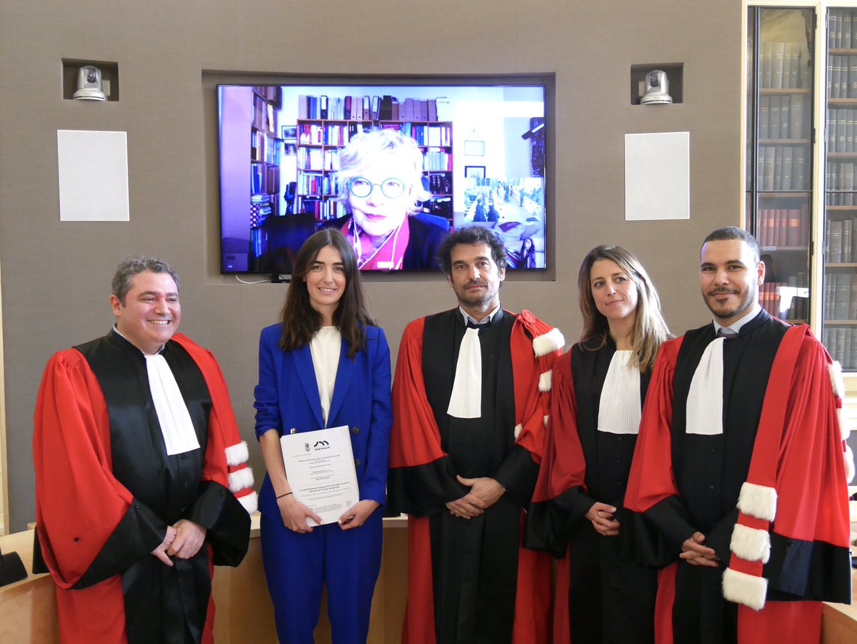 Julie GRANGEON (@juliegrangeon1) on Twitter photo Très fière et heureuse d’avoir pu échanger avec <a href="/ProfMartucci/">Francesco.Martucci</a> <a href="/gaellemarti/">Gaëlle Marti</a> <a href="/De_lege_feranda/">Walid Chaiehloudj</a> E. Claudel. Merci à mon directeur @ericcarpano pour son soutien. Merci à mes compagnons de route de l’@ediec_4185 pour ces années inoubliables Très fière et heureuse d’avoir pu échanger avec <a href="/ProfMartucci/">Francesco.Martucci</a> <a href="/gaellemarti/">Gaëlle Marti</a> <a href="/De_lege_feranda/">Walid Chaiehloudj</a> E. Claudel. Merci à mon directeur @ericcarpano pour son soutien. Merci à mes compagnons de route de l’@ediec_4185 pour ces années inoubliables