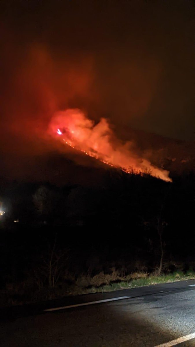 MeteoCotedAzur's tweet photo. 🔴🔥 #InfoIncendie
 26/03/2022 à 22h20 : En #direct du col du #Pilon à #SaintVallierdeThiey(06) grâce à Michael Lance. Des cendres tombent sur la route. La fumée se trouve au niveau des habitations et il y a une forte odeur. #Nice06 #CotedAzurFrance https://t.co/TxMZjwy0kL