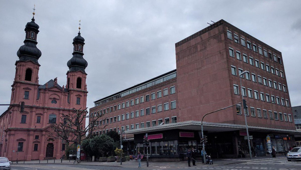 freifunkmainz's tweet photo. In Kooperation mit der Stadt @mainz_de und der Malteser Flüchtlingshilfe bauen wir derzeit mit #Freifunk ein freies WLAN für die vorm Krieg in der Ukraine geflüchteten Menschen auf, die im Mainzer #Allianzhaus unterkommen. Für 100-120 Menschen ist Platz, 50 sind schon da https://t.co/0nc8ZJpGeu