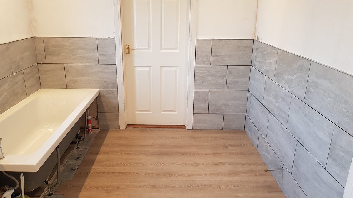 DeanReds70's tweet photo. So today's been spent helping out young @OliEvans4 finish off his Bathroom Install by slapping a few of those tile thing's on the wall 🙄🙄🤨 Think it went well 🤔🤔🤨
Thanks for your help @Matthew77748156 🙌🙌🙌😊😉😘 https://t.co/mmTxvug3BI