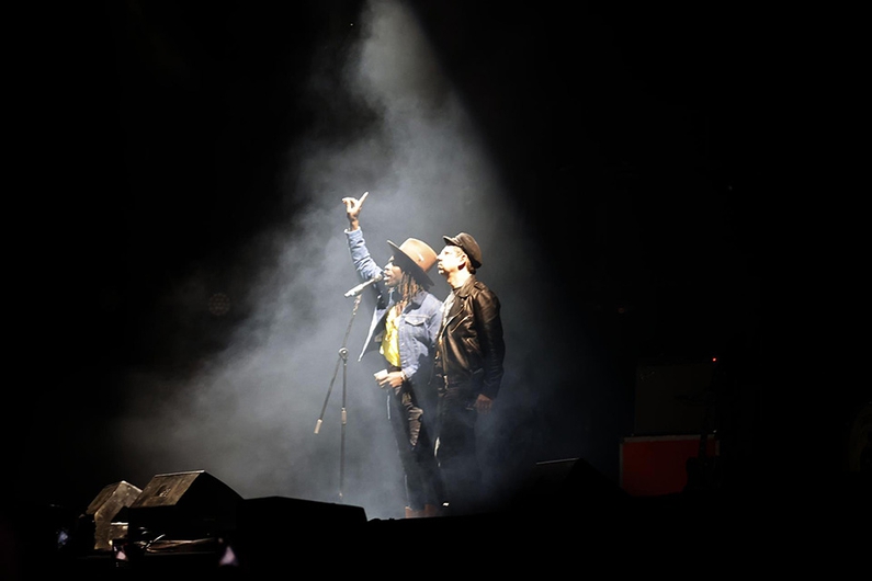 #Fotogalería | Con velas, fotos y carteles, fans dan último adiós a Taylor Hawkins, baterista de #FooFighters 

📸 Reuters / EFE / AP mile.io/3uyZkpJ