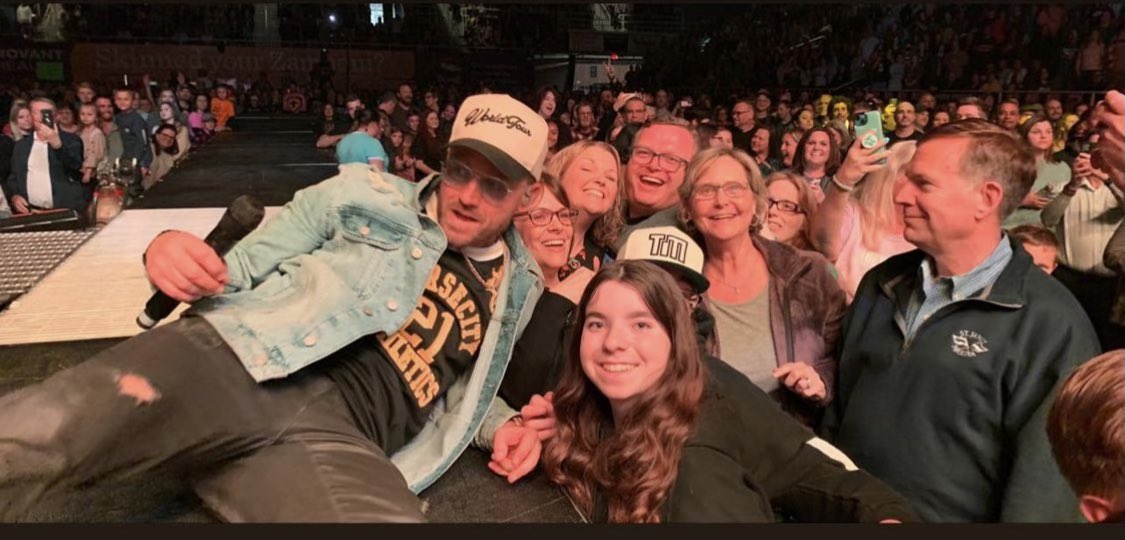 mrcbeasley's tweet photo. Posing with @tobymac! #charlotte #hitsdeep https://t.co/ztvYwYWfz9