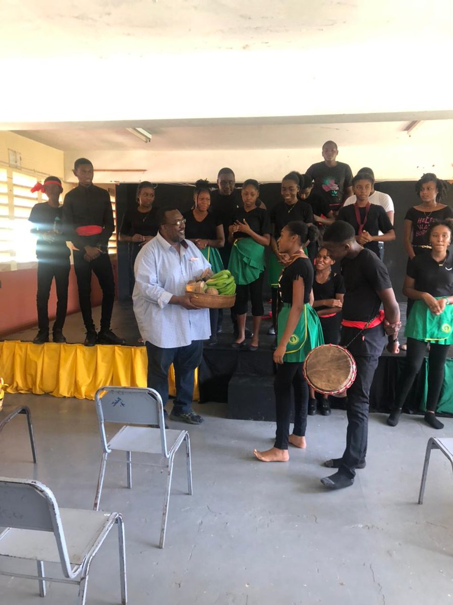 TribeSankofa's tweet photo. When yuh do tings a 'country' versus 'town' the tokens of appreciation are often very different and more practical! Green Island High our facilitation team's gratitude tun right up!! 
#gbvproject #genderbasedviolence #universityofleicester #ICSMona  #WeAreTribeSankofa https://t.co/6EBI8uhEpx
