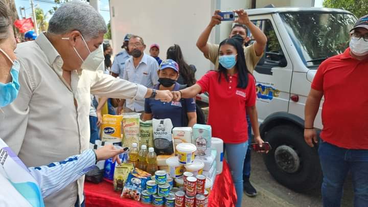Econ_AndreaVzla's tweet photo. #Hoy nos fuimos a la Populosa Parroquia El Recreo junto al Gob.@eduardopiate2
y Sra. Elizabeth de Piñate.
Donde realizamos la Feria Del Campo Soberano.
Desbordada de alegría y amor la comunidad!
@NicolasMaduro 
@PartidoPSUV https://t.co/TrbPKizBQd
