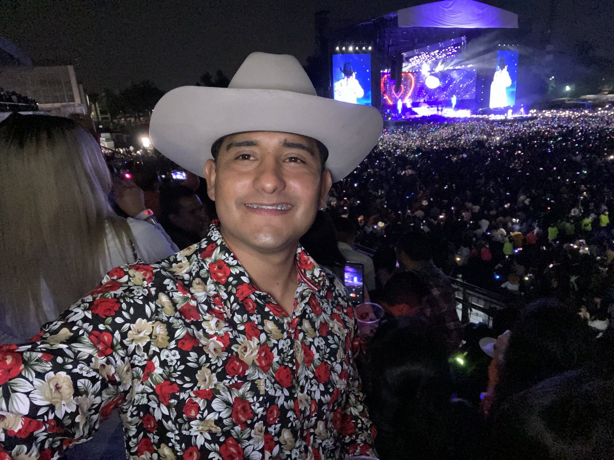 QUÉ NOCHE, <a href="/GrupoFirme/">GrupoFirme</a> 🎤🎵😍❤️🎉

Valió la pena TODO, el viaje hasta la Ciudad de México, el quedarme sin boletos en la primera fecha 🤣🤭, la inversión, TODO. 

Era uno de mis objetivos, deseos y planes, ver a mi grupo favorito del momento y se logró y se disfrutó mucho más ❤️