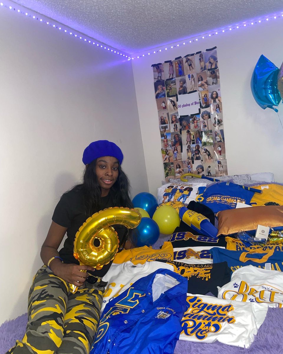 ItsladyD_'s tweet photo. The 6ix is free 💙💛🐩 https://t.co/HcE8mQ28cf