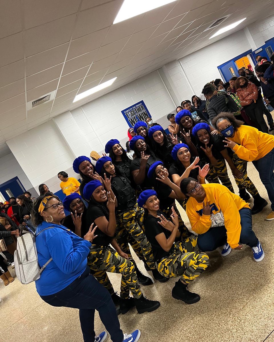 ItsladyD_'s tweet photo. The 6ix is free 💙💛🐩 https://t.co/HcE8mQ28cf