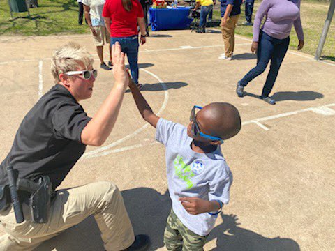 Fruitdale Park Community Pop-up food give-a-way and resource fair. LGBTQ+ Liasions having a blast, connecting with the community. @AShawDPD  @DPDChiefGarcia @DallasPD  @DPDMunoz #CommunityPolicing #dpdsowingthegoodseed
#dpdsembrandolabuenasemilla