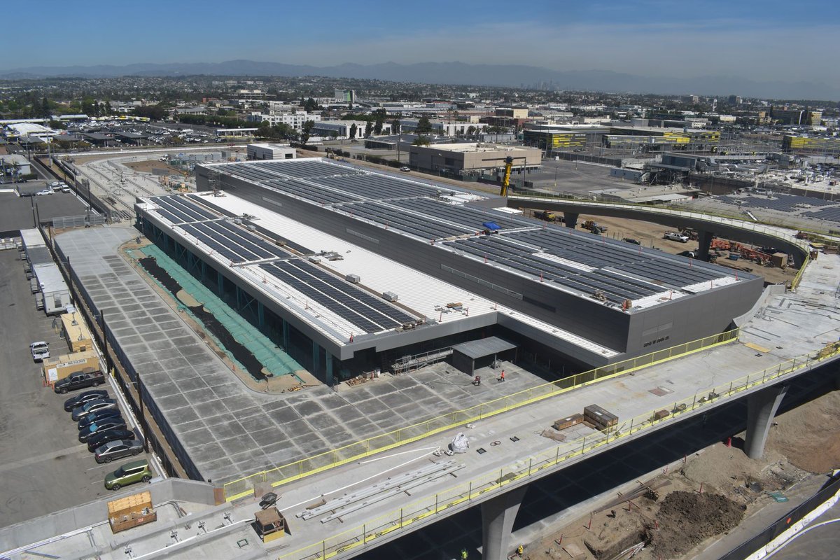 flyLAXairport's tweet photo. The Automated People Mover's command center and maintenance facility will generate nearly half of its power from solar energy and is designed to be LEED Gold Certified by the US Building Green Council. #EarthHour #EarthHourLAX https://t.co/j2yjJsaWwv