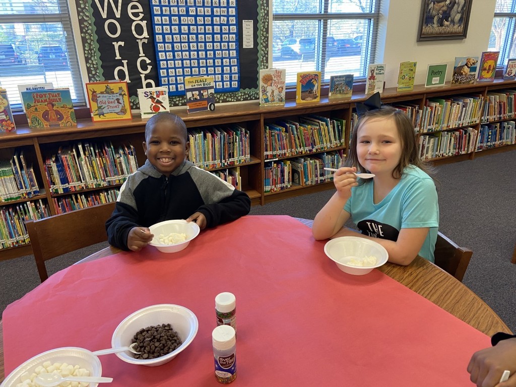 BonnerTylerISD's tweet photo. Lots of happy, smiling faces during the A.R. ice cream sundae parties this week! These students worked hard to reach their reading goals and enjoyed their reward. #BonnerBees #BeesRead #TylerISDlibraries 🐝📚🍨 https://t.co/neRbGnQCq9