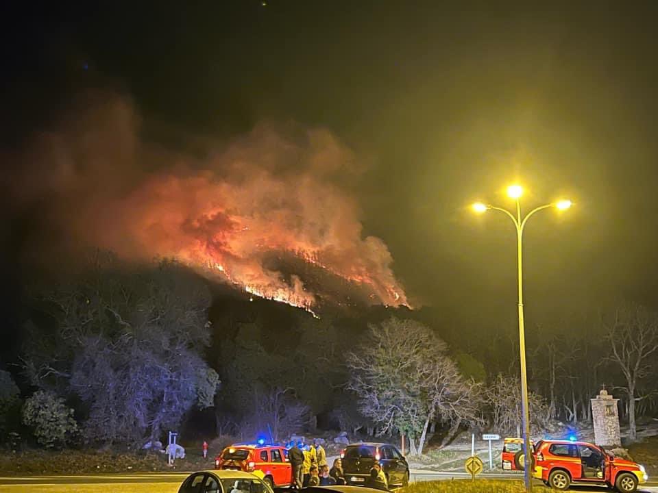 MeteoCotedAzur's tweet photo. 🔴🔥 #Infoincendie
26/03/2022 à 23h00 : La situation en #direct à 23h00 concernant l’incendie du col de #Pilon à #SaintVallierdeThiey(06). Les Sapeurs-pompiers 06 - SDIS 06 sont pleinement mobilisés. #Nice06 https://t.co/JyZAEjOKzu