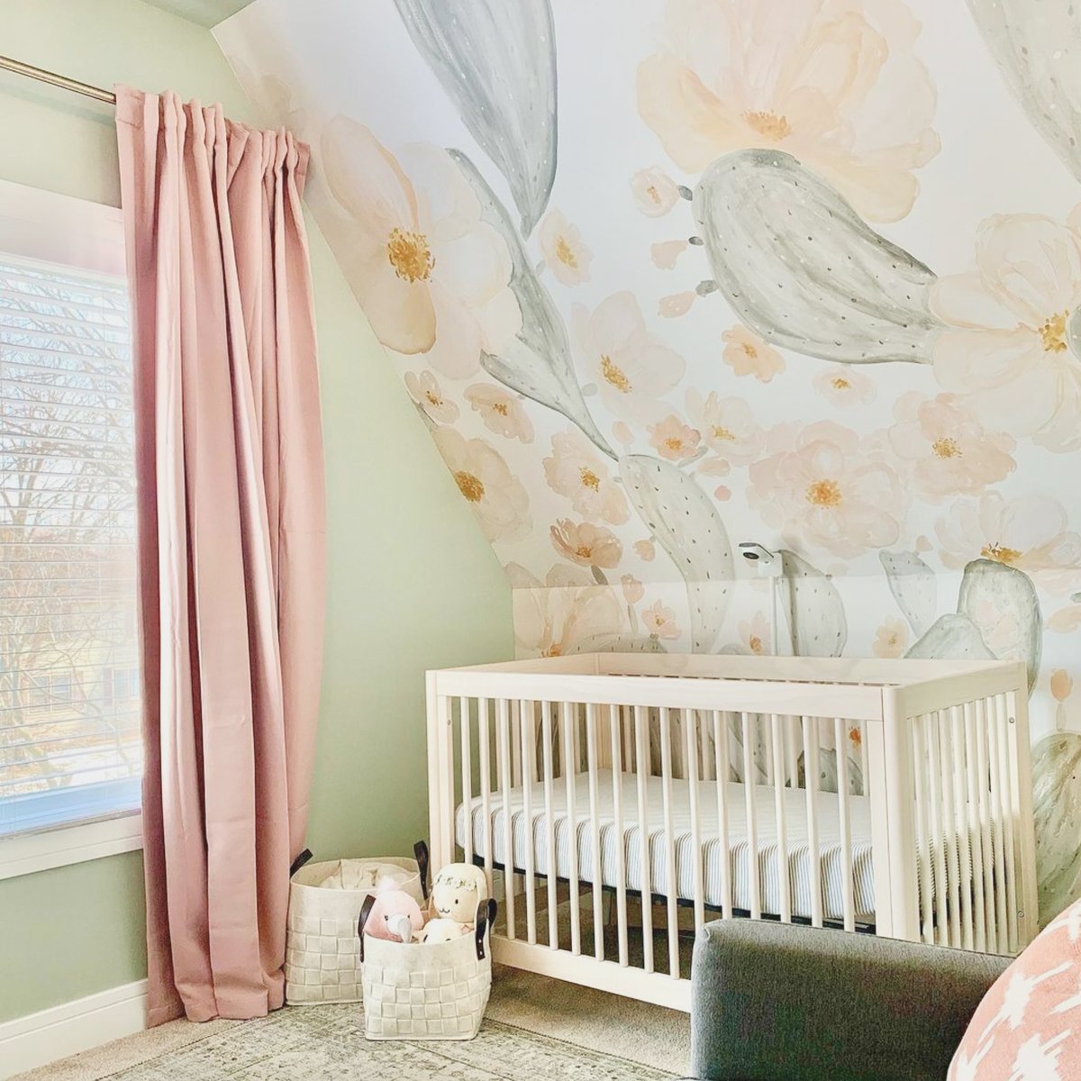 Happy first week of spring! The Miku Pro is ready to watch your little bloom and grow throughout the season (and beyond)! 🌱 🌼 PC: @julieknowlesdesigns