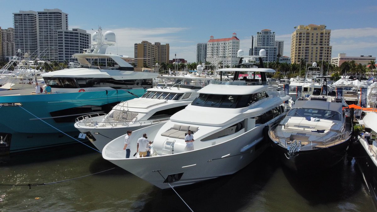 nextworldleader's tweet photo. Zoom in and you see me! On with ⁦@denisonyachting⁩ at the ⁦@pbboatShow⁩ : photo by ⁦@TIMESHIFT_CEO⁩ https://t.co/XtHuAd1z27