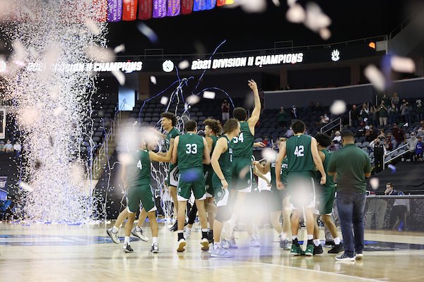 WayneCavadi_D2's tweet photo. I started covering #D2MBB in 2015 and there are simply no words for what NWM Bearcats have done in that span. 

🏆 1st "3-peat" in D2MBB history
🏀 17-straight D2 tourney wins
⬇️ Defense caused the lowest opponent score in history
𝟒 titles in 5 years.

Remarkable. https://t.co/pRMn3UQOkV