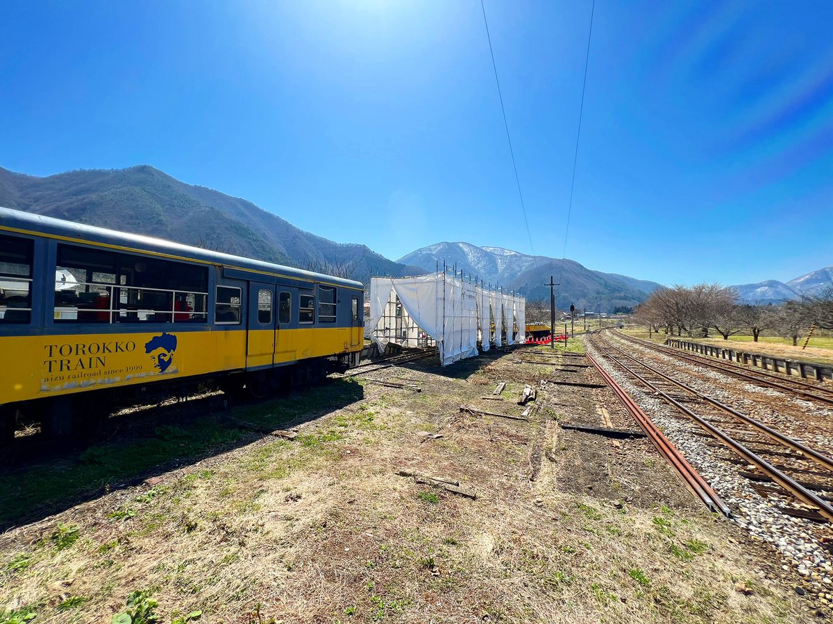 hms0929's tweet photo. 『会津鉄道AT103、ありがとう✨』
たくさんの思い出を乗せて走った会津鉄道の車両が、芦ノ牧温泉駅で解体されていました。(2022年4月9日撮影)
駅前の桜のつぼみも膨らんでいました🌸
#会津鉄道 #ありがとう #AT103 #青空 #福島 #会津 #芦ノ牧温泉駅 #桜 #空ネット https://t.co/zxyYR2AIJX