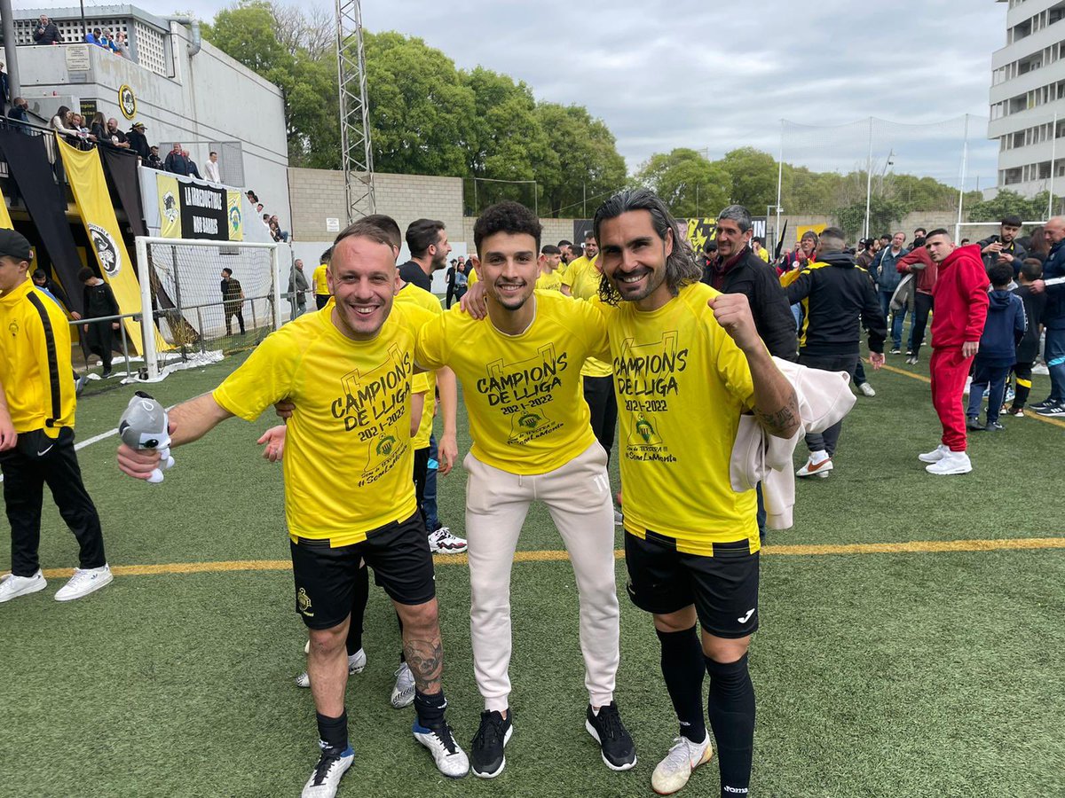 ¡SOMOS DE #TERCERAREF! VAMOOOOOOOOOOS🖤💛

¡Con dos mitos como <a href="/velillas17/">fernando velillas</a> y <a href="/DimasDelgadoMor/">Dimas Delgado</a>!

¡A celebrarlo!⚽️❤️

<a href="/Montanyesa1927/">CF Montañesa</a> @Irreductibles9b