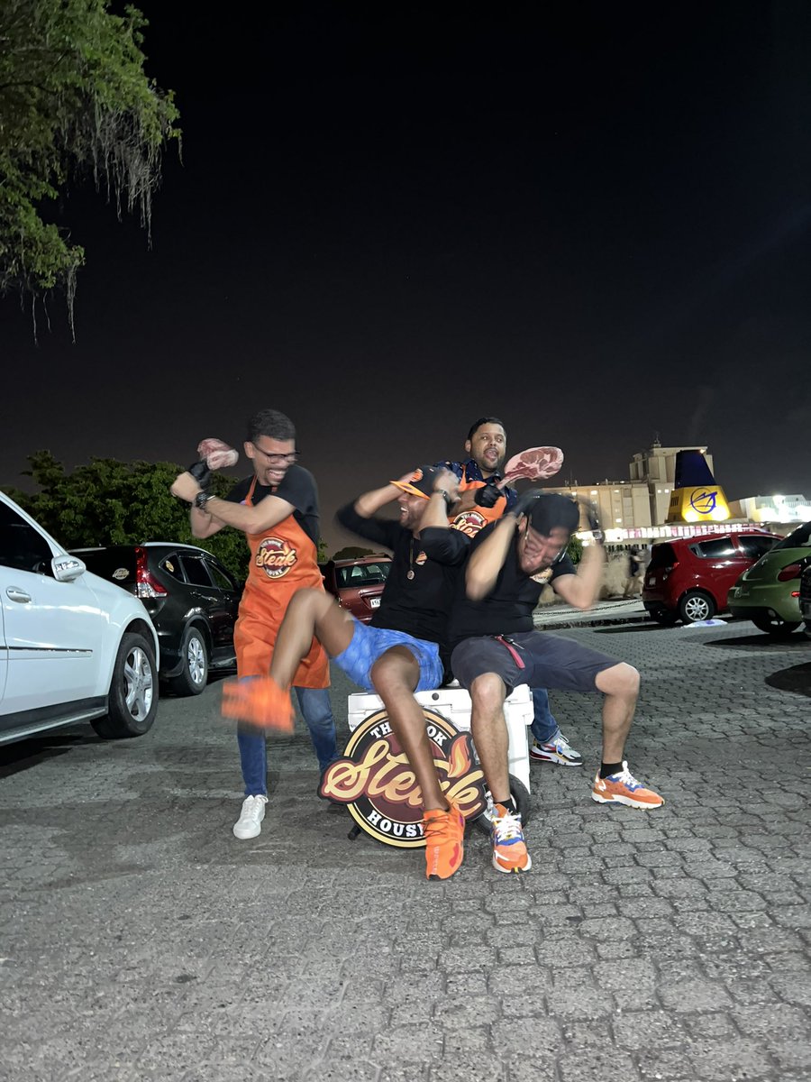 cardenas1811's tweet photo. Se busca CM que aunque esté borracho pueda tirar Las fotos enfocadas 😂😂 Cc: @Maipi @Duarys https://t.co/LjzYgOSbZl