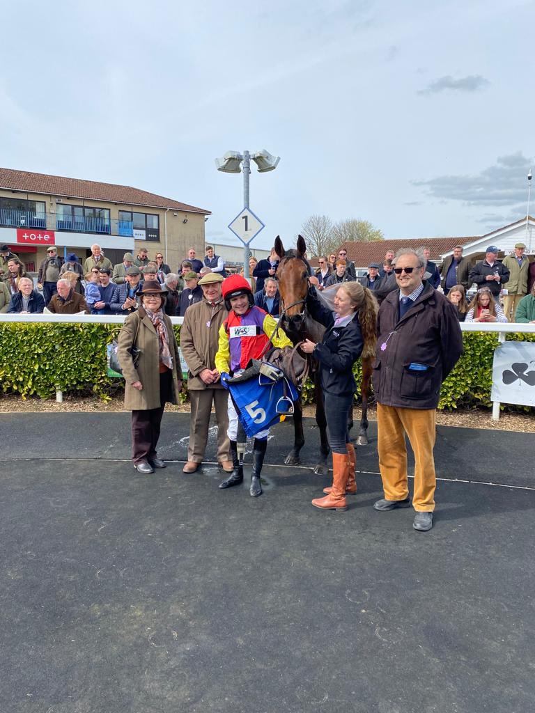 DavidPipeRacing's tweet photo. Neon Moon scores for the third time over hurdles this season @wincantonraces under @tommyscu  for Brocade a racing. A lovely start to the afternoon 🥇🥇🥇 https://t.co/SJ6a70GYEW