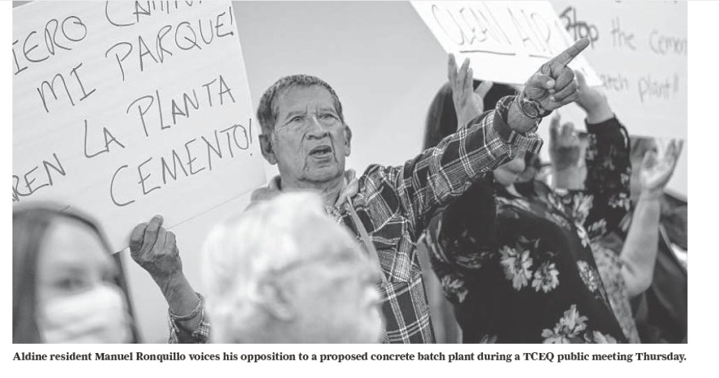 tegepastx1's tweet photo. Am I supposed to know why he is protesting if the sign is in a foreign language: Try ENGLISH.And just where are these "white neighborhoods"? Maybe river oaks but I don't know of others. #212days #2024 https://t.co/K0cnIXkcJX