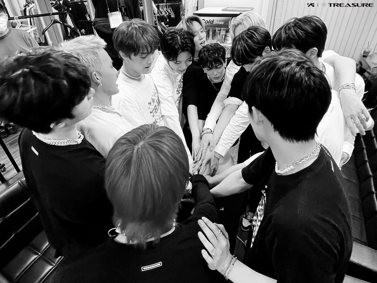 junkyu_2004's tweet photo. เราเห็นภาพนี้แล้วมันมันตื้นตันใจมากอ่ะ เทรเชอร์เค้ารักกันมากเราก็รักเทรเชอร์มากเหมือนกันเราจะรอดูความสำเร็จของพวกเธอนะ😭💎❤️
(10/04/65)

#TREASURE #트레저 
#TREASURE_1STCONCERT https://t.co/E3aCYwVj8a