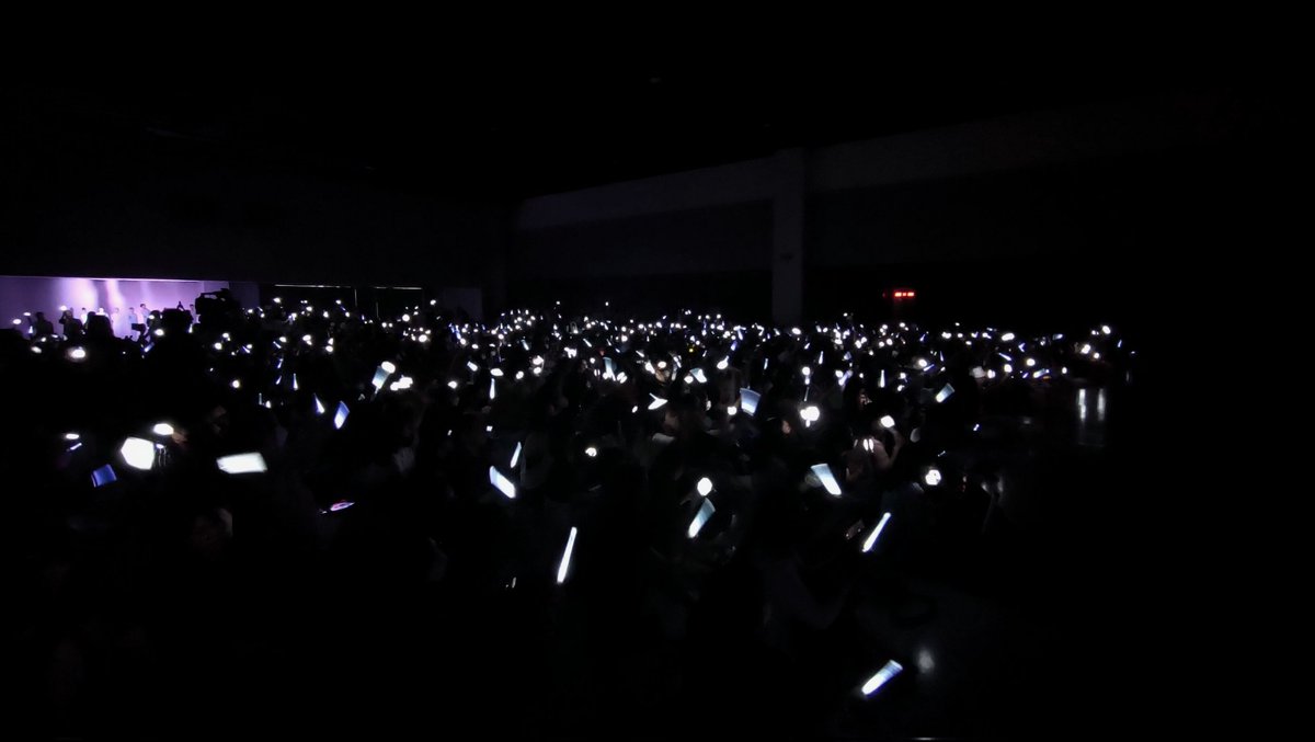 a1lf0rEXO's tweet photo. ang ganda ng mini silver ocean ng team smx kahapon!!
#EXOIkasampungAnibersaryo
#letsEXpOrethegame
#EXO #엑소
#1ΞX0 @weareoneEXO https://t.co/s9EPF46Wso