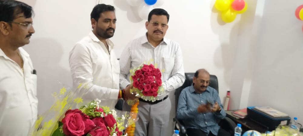 Monusingh6387's tweet image. कल अष्टमी के दिन हमारे प्रतिष्ठान लक्ष्य सिक्योरिटी गार्ड सर्विसेज के नए ऑफिस का सुभारंभ हमारे बड़े भाई वा हमारे संरक्षक आईआरएस श्री नंदेश्वर सिंह, वा आईजी रेलवे श्री सतेंद्र सिंह वा पूर्व ऊर्जा मंत्री श्री बृजकिशोर सिंह ( डिंपल सिंह) के सुभ हाथों द्वारा किया गया।