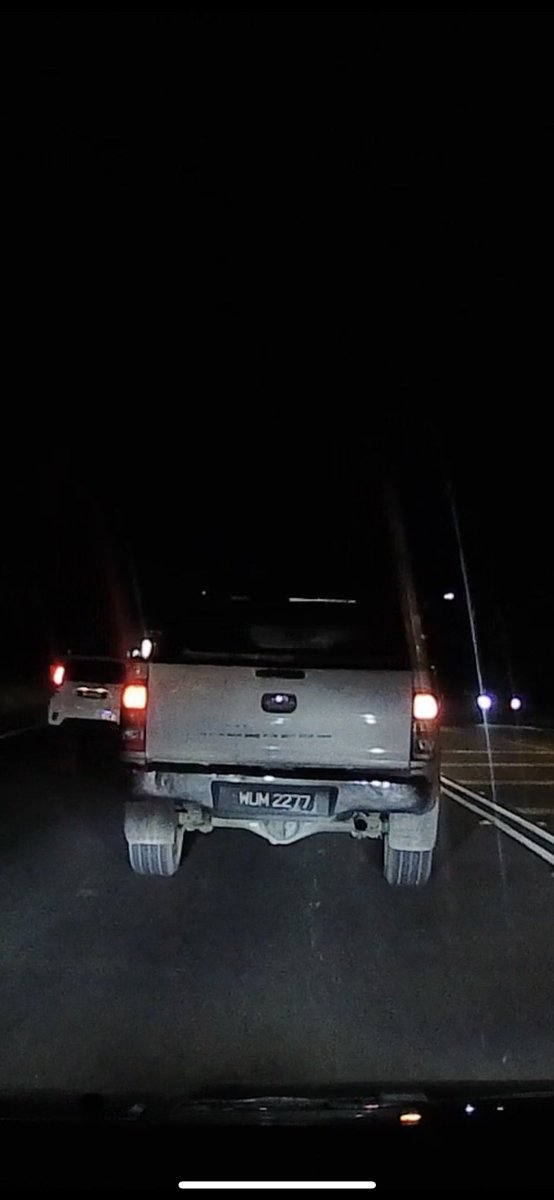 fahdd_dhaf's tweet photo. ⚠️ gangster road bully alert ⚠️

siapa kenal hilux putih ni hati-hati ok https://t.co/uLyj5vvBnH