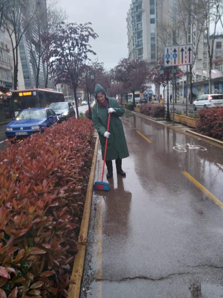 ArlindaBinjaku's tweet photo. #RainyDay #workingday 🌧 https://t.co/eNvztW9lkc