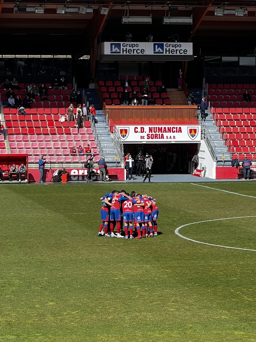 MariaRamirez7's tweet photo. El Numancia nunca se rinde❤️💙 https://t.co/SF3xDeq9SV