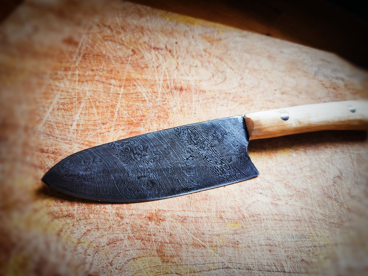 SmithySmiling's tweet photo. New blade finished😍😁
🔥⚒️😃
#blacksmith #blacksmithing #damascussteel #damascusblade
#handforged #handforgedblade #handforgedknife #handforgedknives #damascuskife #damascuskives #chef #chefsknife #chefsknives https://t.co/qBK04VSBj0